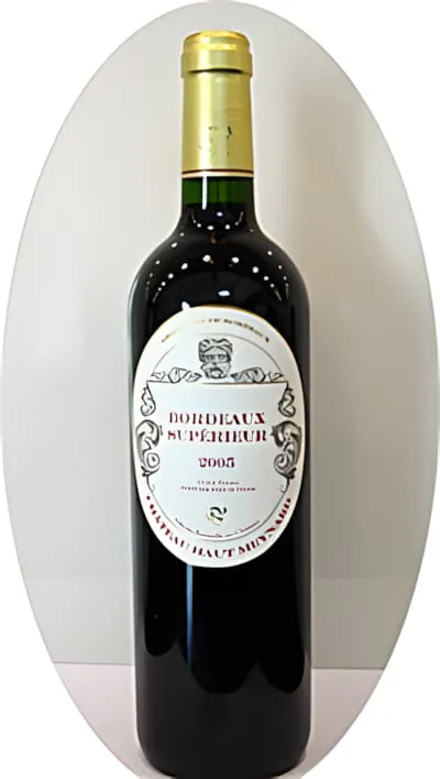 一瓶上梅纳德酒庄2005年波尔多优级红酒,带有金色箔纸瓶帽,置于中性背景前。