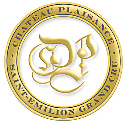 普莱桑酒庄的金色圆形标识,有华丽的「CP」首字母,边框有「Château Plaisance」和「Saint-Émilion Grand Cru」文字。