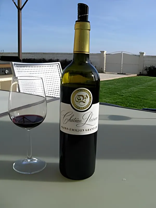 Bouteille et verre de vin Château Plaisance Saint-Émilion Grand Cru